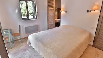 4 bedrooms, desk, iron/ironing board, free WiFi