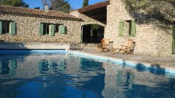 Piscina all'aperto, una piscina riscaldata