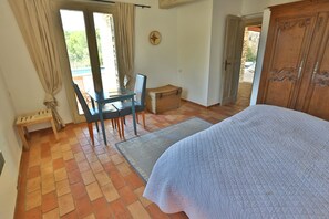 4 Schlafzimmer, Schreibtisch, Bügeleisen/Bügelbrett, kostenloses WLAN