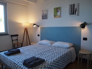 2 bedrooms, WiFi, bed sheets - villa surrounded by greenery a few steps from the sea with terrace and garden (Chiavari)