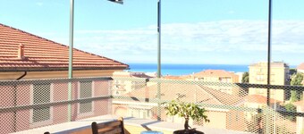 casa rodeada de zonas verdes cerca del mar con terraza y girdino