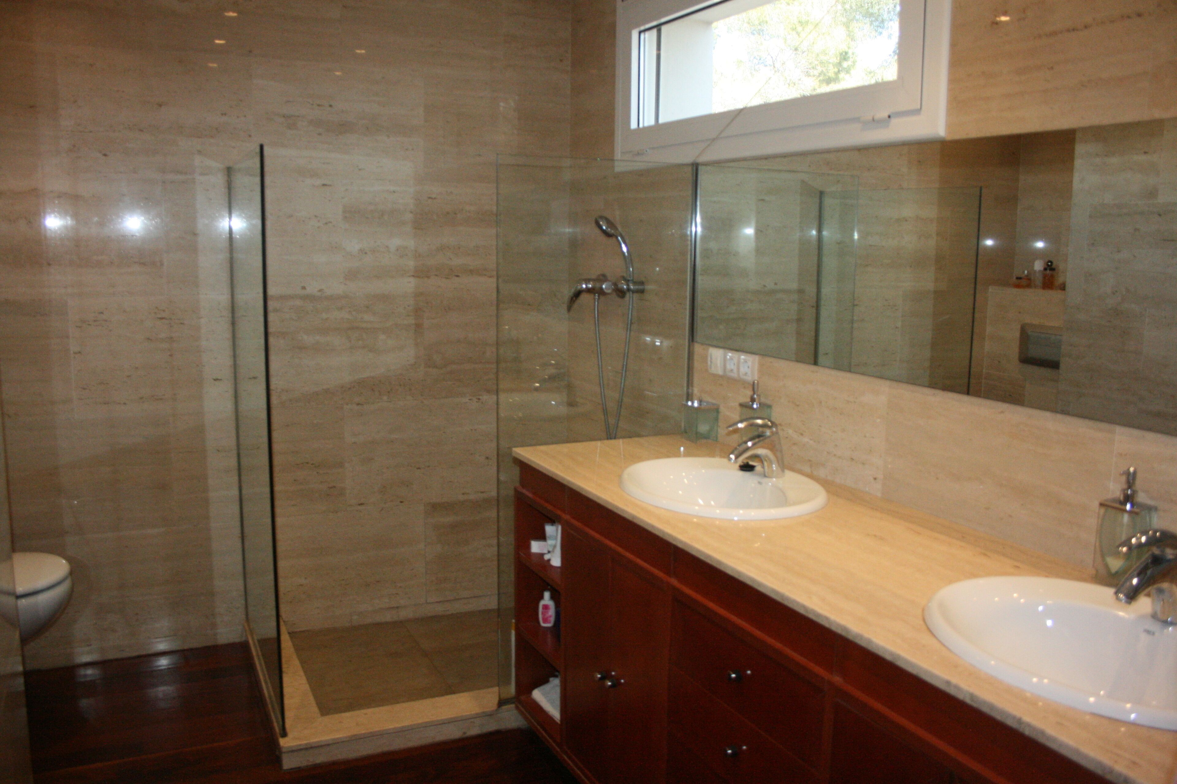 Combined shower/bathtub, jetted bath, hair dryer, towels