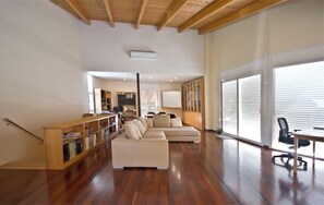 Smart TV, fireplace, DVD player, table tennis