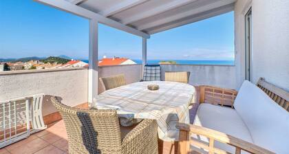 Cozy 2-Bedroom Beauty with Parking, Sleeps 4
