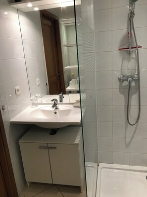 Douche, sèche-cheveux