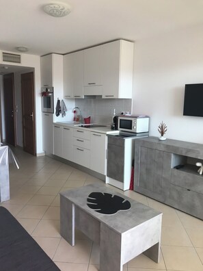 Kjøleskap, mikrobølgeovn, ovn og kokeplater