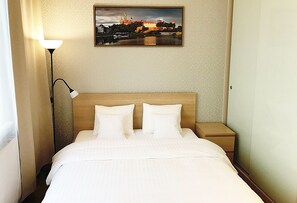 Iron/ironing board, WiFi, bed sheets