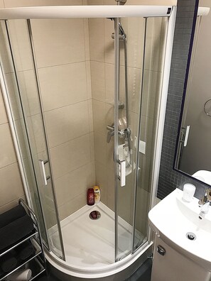 Douche, sèche-cheveux, serviettes fournies, savon