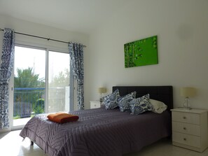 2 makuuhuonetta, tallelokero huoneessa, silitysrauta/-lauta