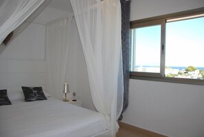 4 habitaciones, tabla de planchar con plancha, wifi y ropa de cama 