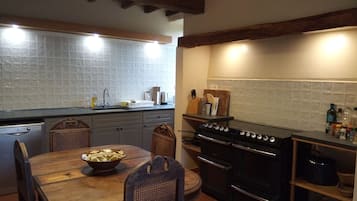 Een koelkast, een microgolfoven, een oven, een kookplaat