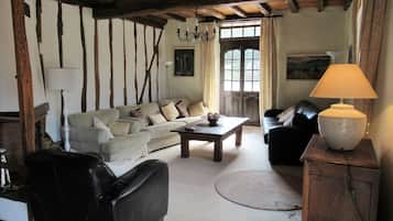 Smart-tv, een open haard, een dvd-speler en een tafeltennistafel