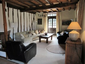 Smart TV, fireplace, DVD player, ping pong