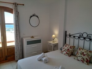 2 bedrooms, iron/ironing board, free WiFi, bed sheets - Apartment in quiet area with good sea views, community pool. (Nerja)