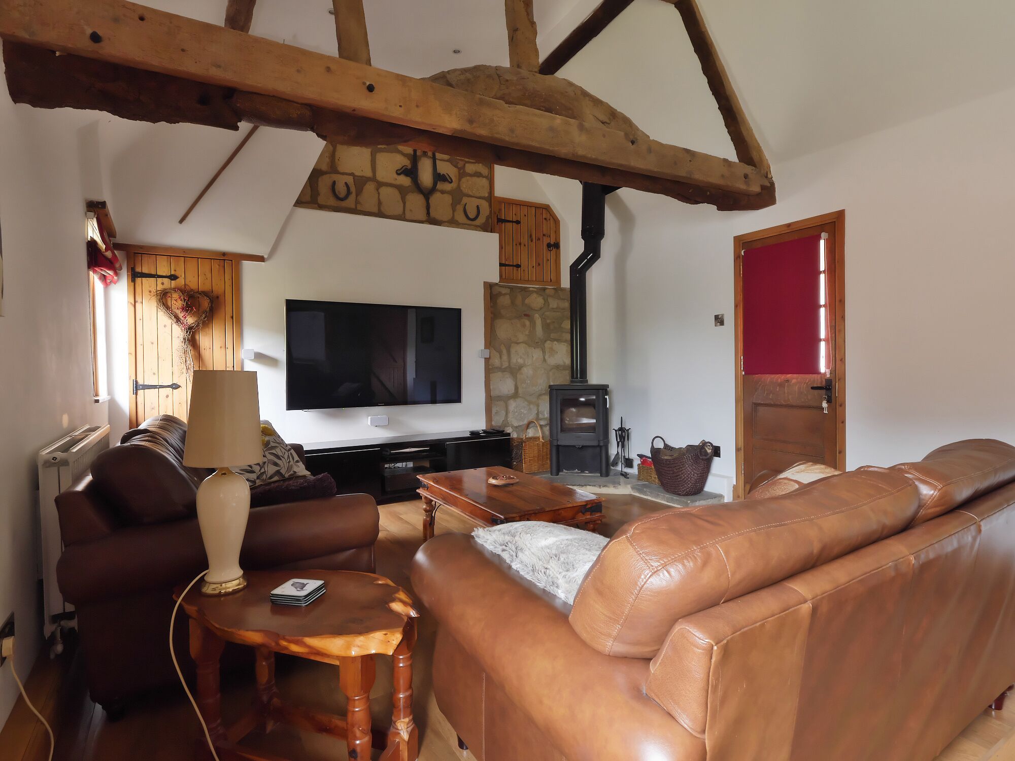 Cottage In Rural Village Location Near Aylesbury & Milton Keynes With 65" TV
