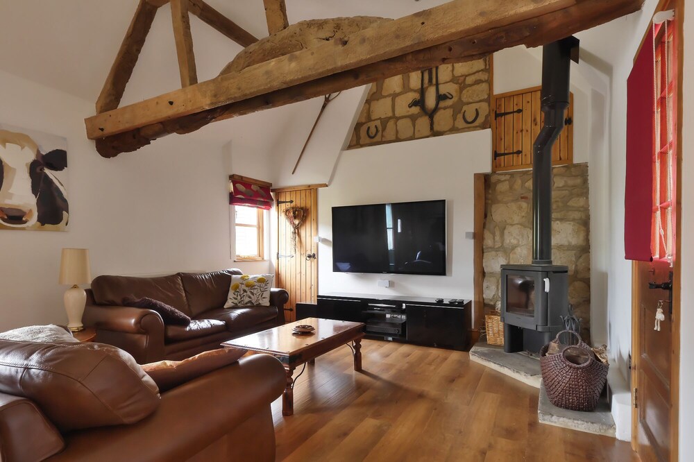 Cottage In Rural Village Location Near Aylesbury & Milton Keynes With 65" TV