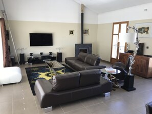 Smart-tv, een open haard, videospelletjes en een dvd-speler