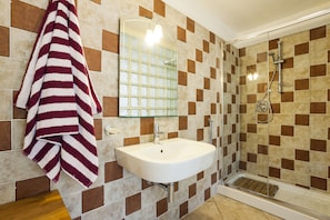 Combined shower/bathtub, hair dryer, bidet, towels - Prestigious Villa Santa Pazienza with pool (Castiadas)