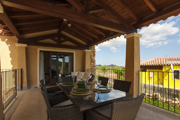 Outdoor dining - Prestigious Villa Santa Pazienza with pool (Castiadas)