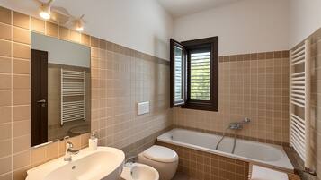 Duschwanne, Haartrockner, Bidet, Seife