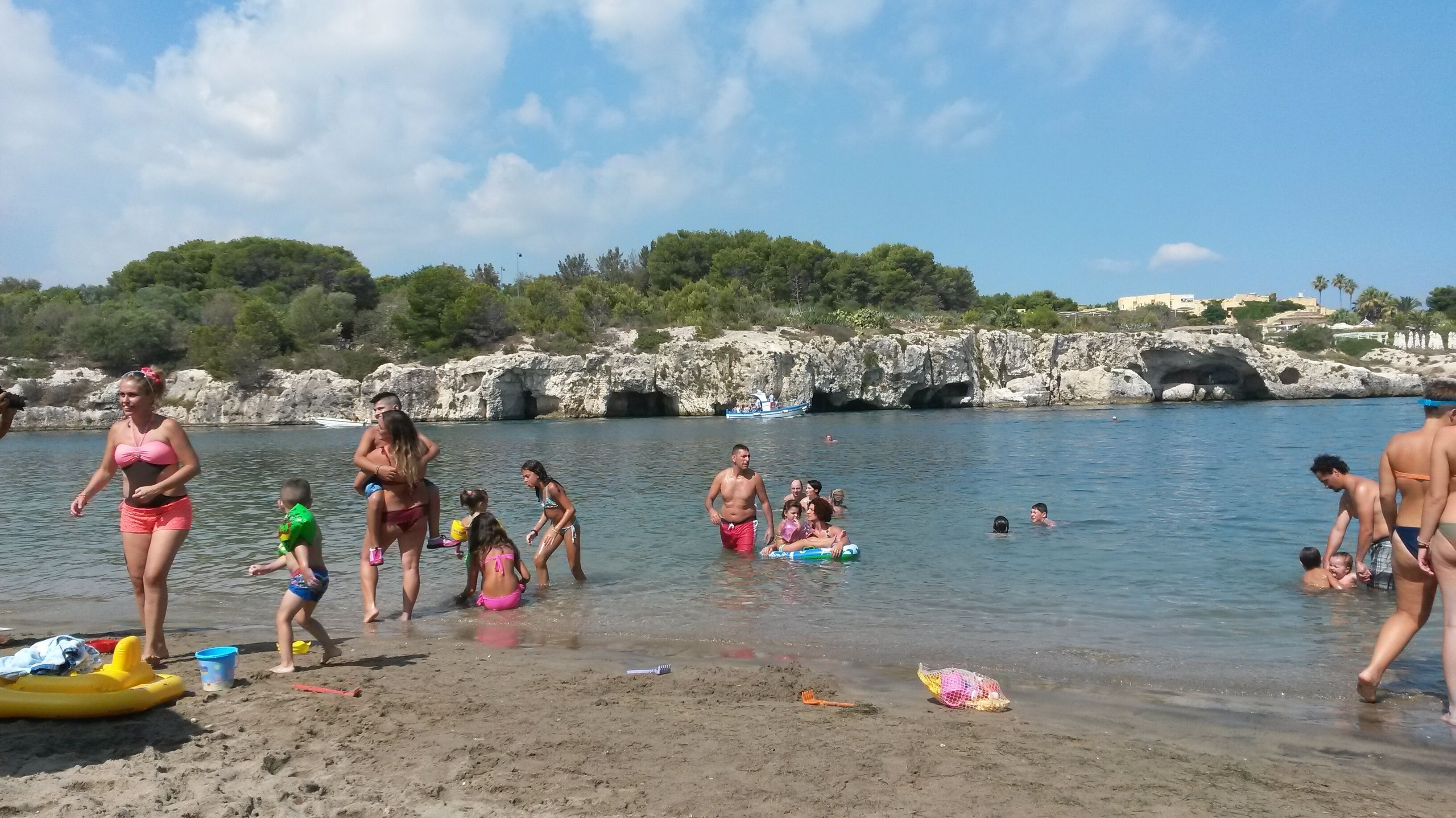 Playa en los alrededores y camastros 