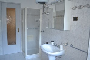 SĂšche-cheveux, serviettes fournies, savon, papier toilette
