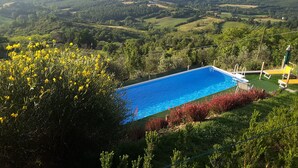 Una piscina con vistas a un paisaje montañoso.