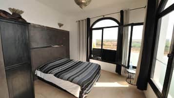5 bedrooms, desk, iron/ironing board, travel cot