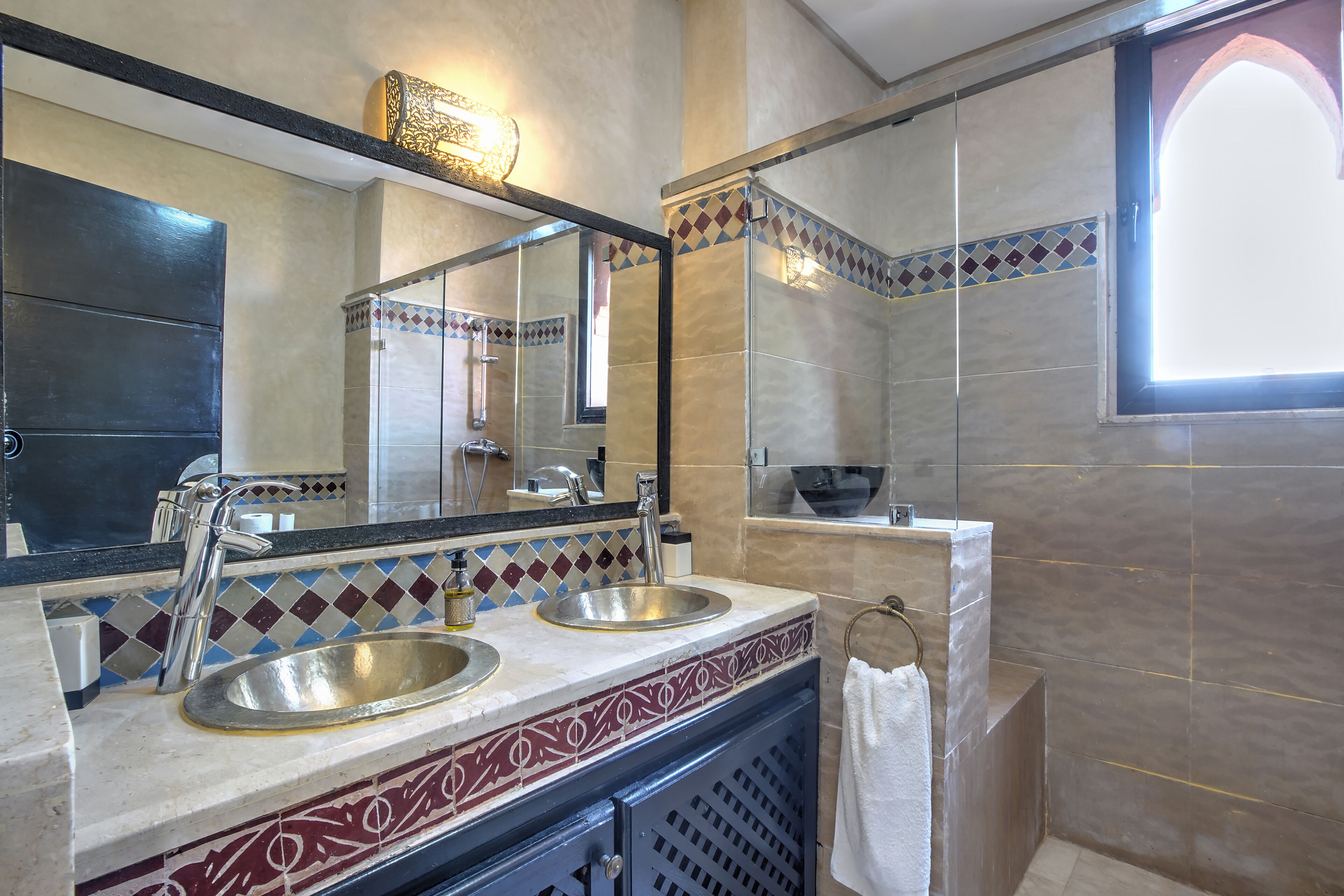 Combined shower/bathtub, hair dryer, bidet, towels