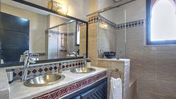 Combined shower/bathtub, hair dryer, bidet, towels