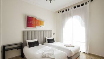 5 bedrooms, iron/ironing board, WiFi, bed sheets