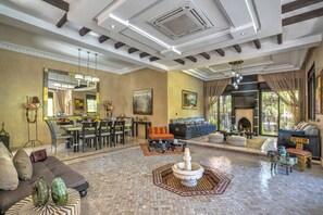 Televisio, takka, DVD-soitin, stereot