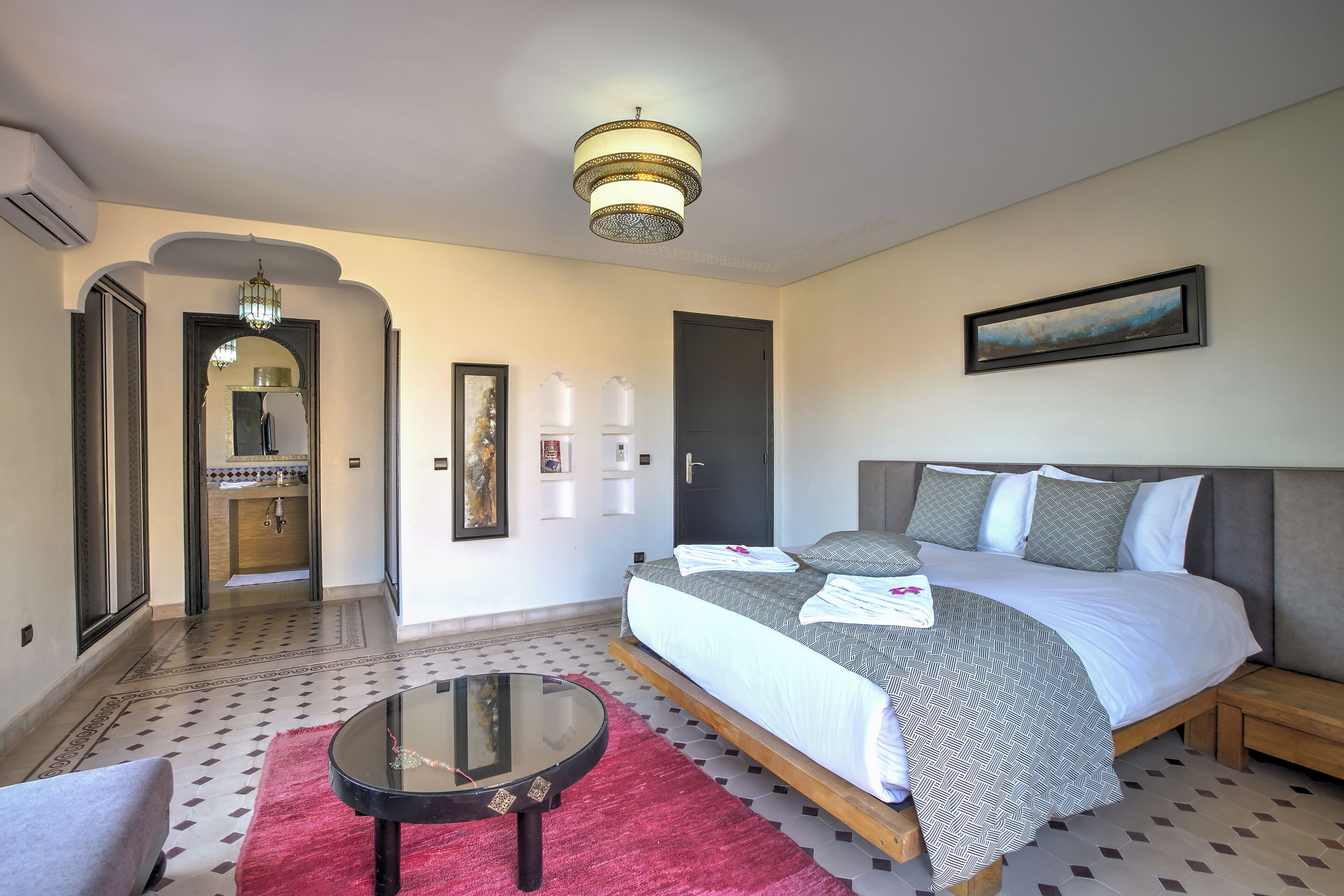 5 bedrooms, iron/ironing board, WiFi, bed sheets