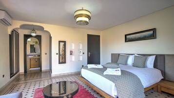 5 bedrooms, iron/ironing board, WiFi, bed sheets