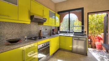 Geladeira, micro-ondas, fogão, cooktop