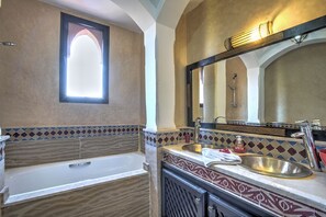 Duschwanne, Haartrockner, Bidet, Handtücher