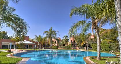 5 Schlafzimmer Villa mit Garten und privatem Pool / Villa mit Garten und privatem Pool