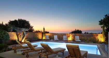 Spacious Villa With Full Privacy Next to the City & the Sandy Beach of Rethymno!