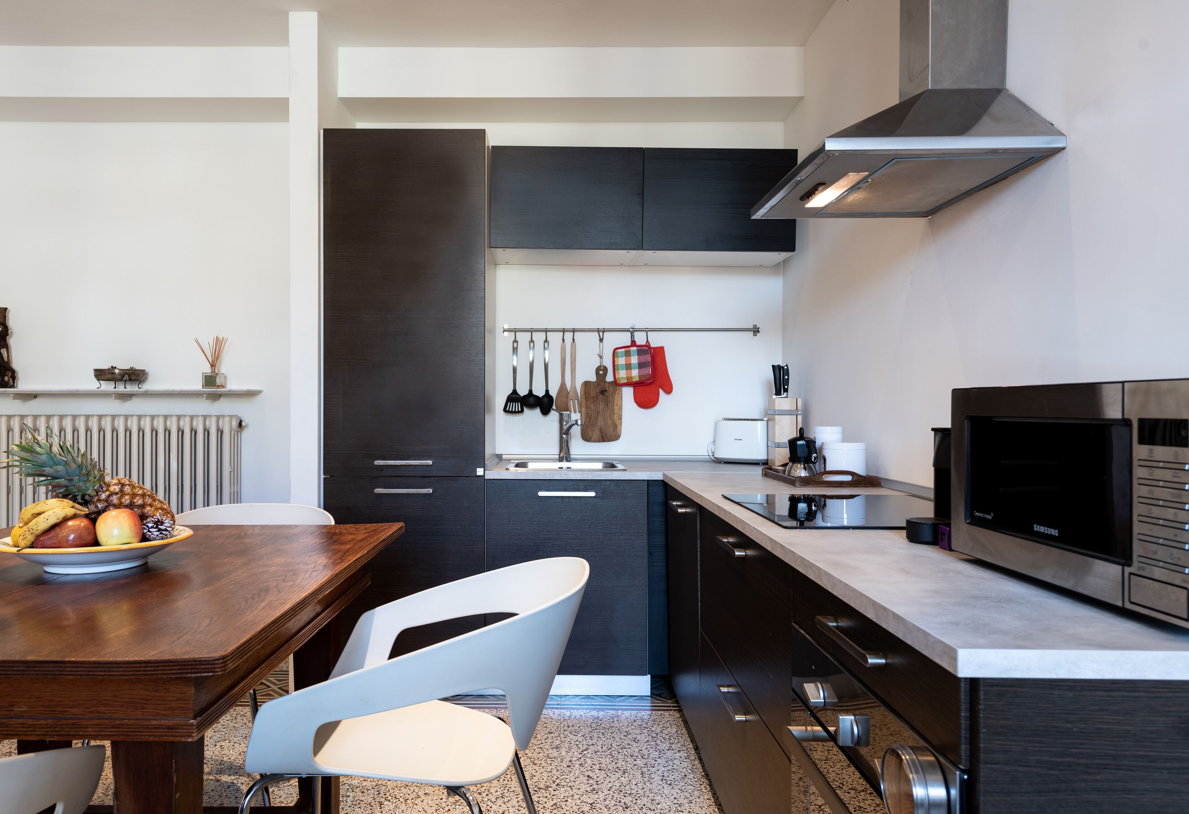 Frigorifero, microonde, forno, piano cottura