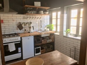 Fridge, microwave, oven, stovetop - Casa Sofia - 2 bedroom apartment in quiet street in picturesque rural Monchique (Monchique)