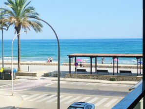 On the beach, sun-loungers - Apartment facing the sea, Pool, Air Conditioning, Parking included, Elevator (Calafell)
