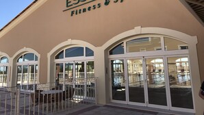 Ein Gebäude mit der Aufschrift 'ESSENTIAL Fitness & Spa'.