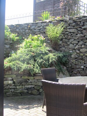 Outdoor dining - Yan at Coal Yeat  - Contemporary barn conversion  (Ulverston)