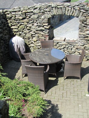 Outdoor dining - Yan at Coal Yeat  - Contemporary barn conversion  (Ulverston)