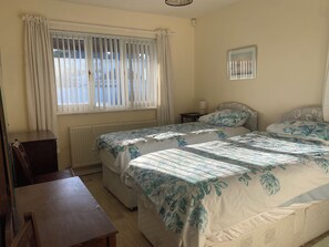 3 chambres, bureau, fer et planche à repasser, accès au Wi-Fi (inclus)