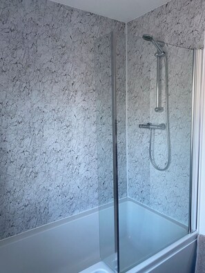 Bañera con ducha, secador de pelo, jabón, papel higiénico