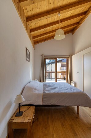 3 bedrooms, iron/ironing board, travel crib, free WiFi