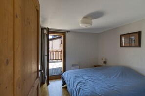 3 habitaciones, tabla de planchar con plancha y cuna de viaje 