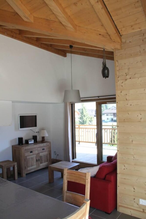 Fernseher, Bücher, Stereoanlage