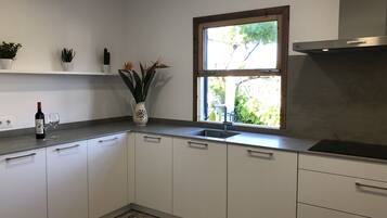 Frigorífico, microondas, horno y placa de cocina